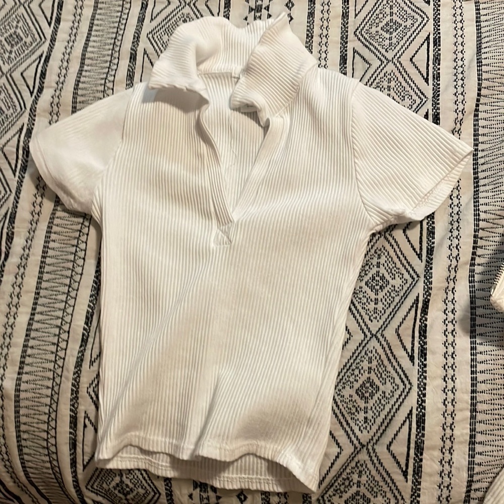 White shirt with colar at top for tilles